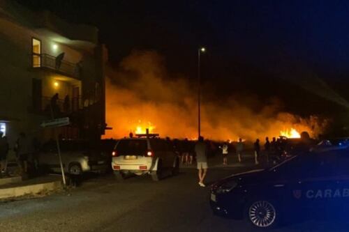 Non solo Sardegna: incendi e roghi anche a Roma. Le fiamme dopo la festa con i fuochi d'artificio