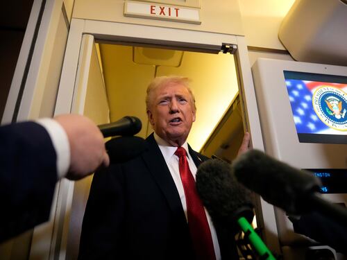 Gaza, la minaccia di Trump: "Se Hamas non rispetta la tregua li annientiamo"