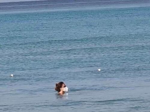 Al mare con la mascherina, dove porta la confusione