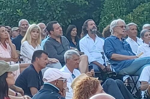 Sinistra impazzita, vuole pure decidere chi può ascoltare De André. Salvini contestato al concerto: "Non avete l'esclusiva"