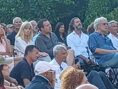Sinistra impazzita, vuole pure decidere chi può ascoltare De André. Salvini contestato al concerto: "Non avete l'esclusiva"