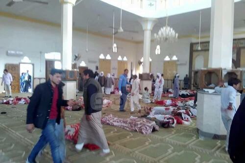 Egitto, attacco in moschea durante la preghiera. È una strage: 235 morti