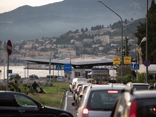 Il vescovo di Ventimiglia: “Francia poco leale con noi e disumana con i migranti”