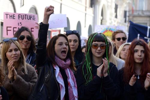 Il comizio di Asia Argento in piazza contro le molestie: "Tutta colpa di Berlusconi"