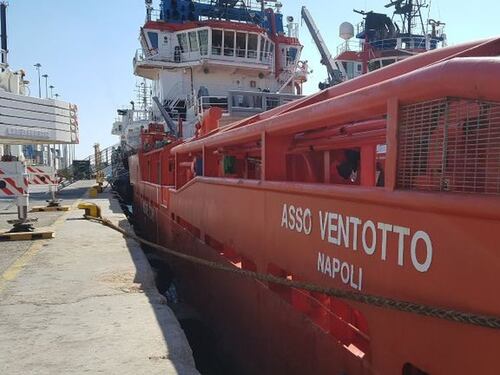 Nave italiana riporta in Libia cento migranti. L'armatore smentisce Ong e sinistra