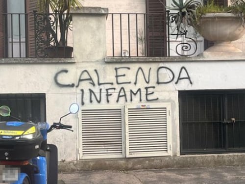 Calenda "infame": la scritta choc davanti alla scuola del figlio. Come reagisce