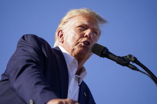 Trump incriminato per il caso della pornostar Stormy Daniels: "Perseguitato"