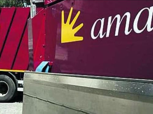 Piazza Bologna, anziana investita da un camion dell'Ama: è grave