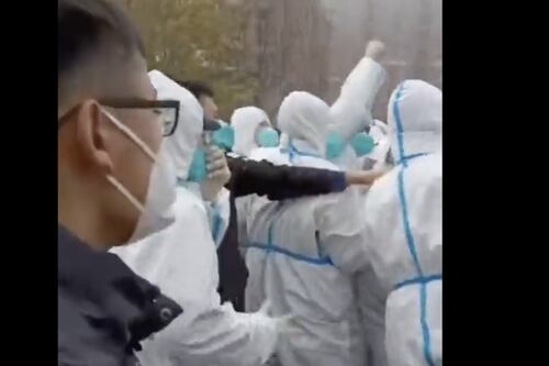 Cina, proteste nella fabbrica degli iPhone. Scontri con la polizia