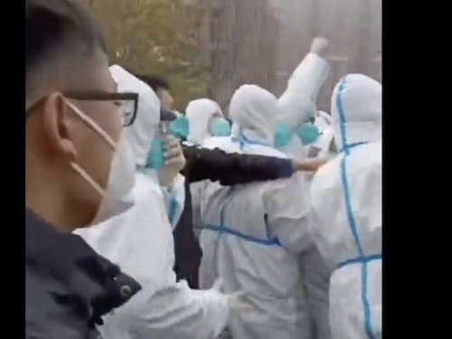 Cina, proteste nella fabbrica degli iPhone. Scontri con la polizia