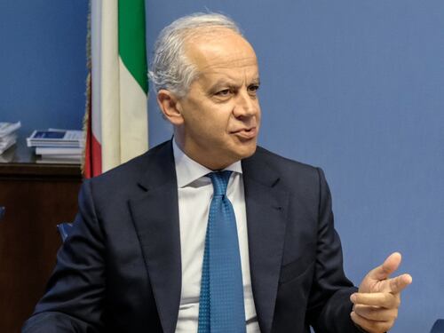 Migranti e rimpatri, Piantedosi indica la linea: "Non ci si può fermare"