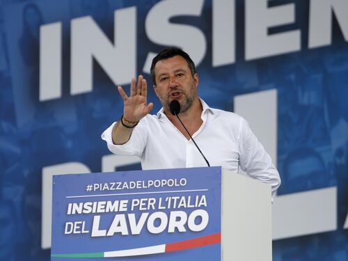 Salerno, De Luca blocca lo sbarco degli immigrati per il focolaio Covid. Salvini ironizza: “È razzista?”