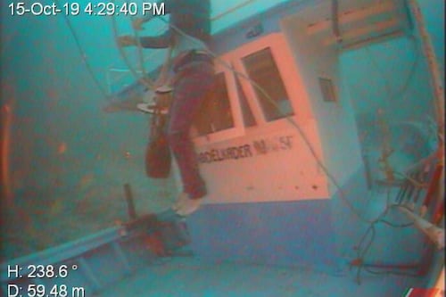 Le foto strazianti dei migranti adagiati sul fondale marino e impigliati nelle funi del relitto