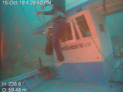 Le foto strazianti dei migranti adagiati sul fondale marino e impigliati nelle funi del relitto