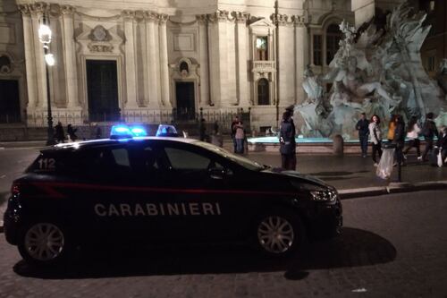 Piazza Navona, si spoglia nuda e fa il bagno nella fontana