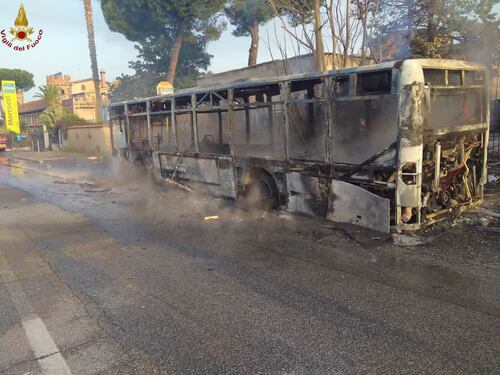 Roma, autobus Atac in fiamme su via Tuscolana: è il quarto distrutto dal fuoco