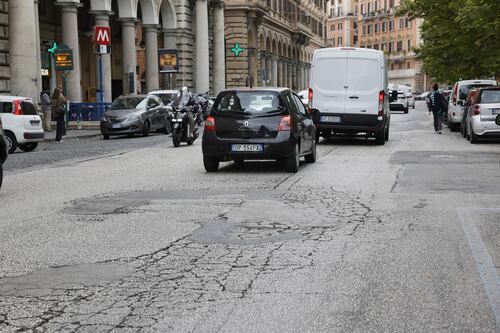 Strade di Roma, torna l’effetto “groviera” dopo il Giubileo: piogge, buche e rifacimenti da verificare