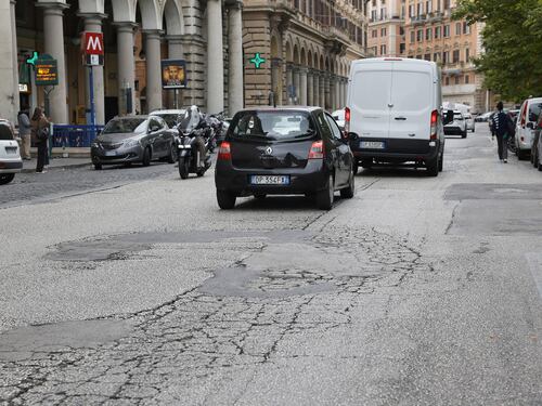 Strade di Roma, torna l’effetto “groviera” dopo il Giubileo: piogge, buche e rifacimenti da verificare