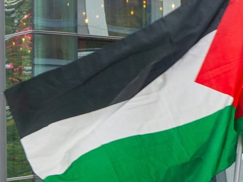 Bandiera della Palestina "fatta rimuovere per il Giro d'Italia". La questura di Bari: "Ripiegata spontaneamente"