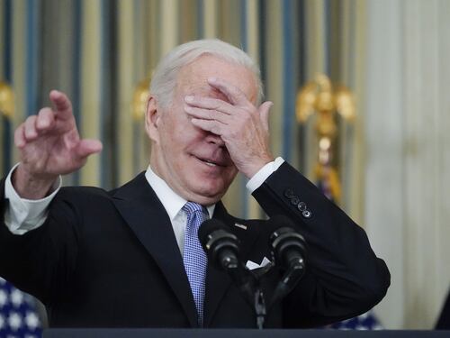 Usa, i giudici fermano Joe Biden sull’obbligo di vaccino ai dipendenti: decisioni contro la Costituzione
