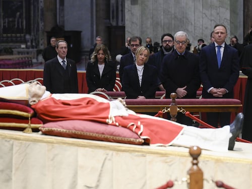 Vaticano, Meloni ricorda Papa Benedetto XVI: “Grande della storia e gigante di ragione e fede”