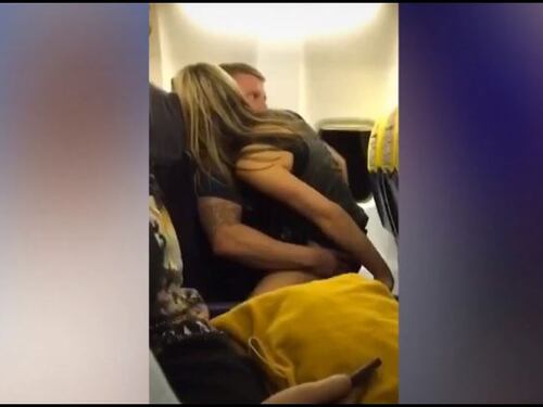Sesso in volo con una sconosciuta, la moglie a casa è al sesto mese