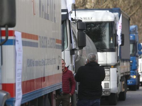 Il garante stoppa lo sciopero ma la protesta dei Tir va avanti. Scontro totale sul caro-carburante