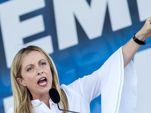 Bloccano i voli ma non gli scafisti. Così Giorgia Meloni spiana Conte