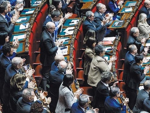 Manovra, i parlamentari si bloccano l'aumento dello stipendio