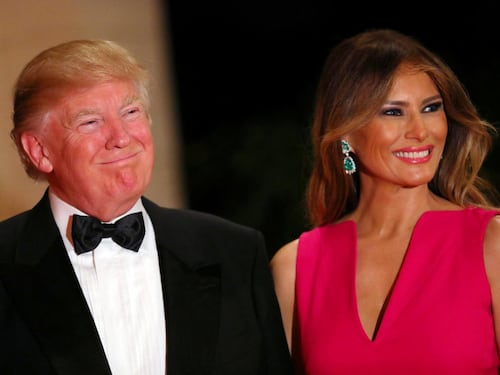 Al gala Melania raggiante in rosa, Trump sorride a denti stretti