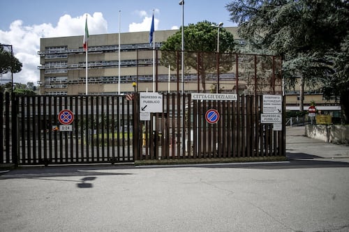 Con il coltello in tribunale, raffica di denunce. Non solo imputati