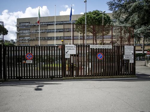 Con il coltello in tribunale, raffica di denunce. Non solo imputati