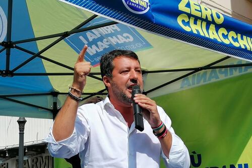 Matteo Salvini, volano pomodori sul palco: la Lega sospende il comizio