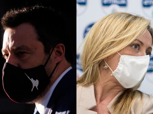 Meloni-Salvini, gelo totale in volo. Sullo stesso aereo, lui volta la testa
