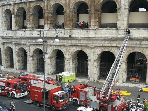 Minacciava di buttarsi dal Colosseo. Guida turistica fa il panico in centro