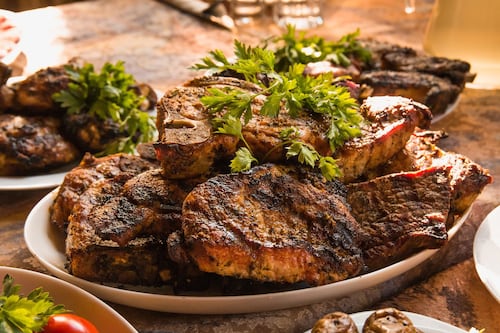 Emergenza siccità, ecco gli alimenti che consumano più acqua: dalla carne alle uova, così ci beviamo l’ambiente