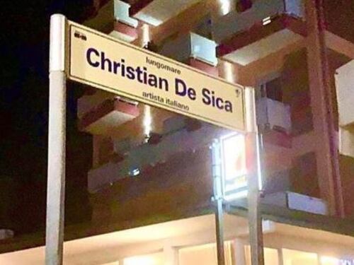 Christian De Sica fa gli scongiuri, il nome sul cartello del lungomare è sbagliato
