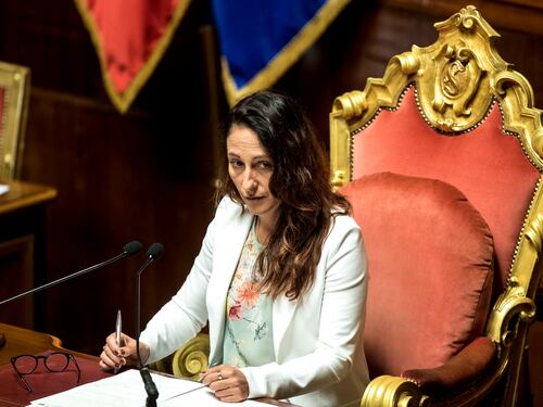 "Predica bene, razzola male". Taverna sotto accusa per la casa popolare