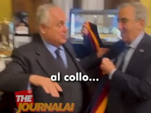 Lotito inseguito da Gasparri con la sciarpa della Roma, il video con finale a sorpresa