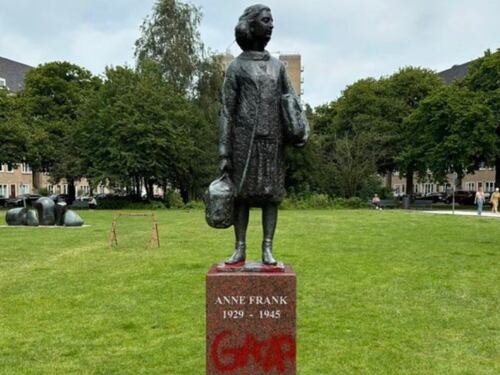Amsterdam, deturpata la statua di Anna Frank con la scritta "Gaza"