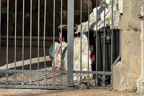 La bellezza di Caravaggio nel degrado tra sporcizia e parcheggi
