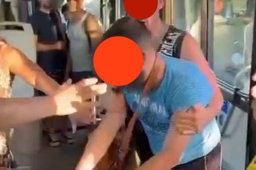 Per la borseggiatrice finisce male: dopo lo scippo scatta il pestaggio