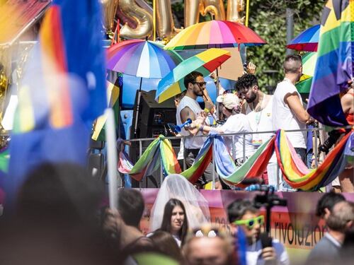 Milano Pride, striscione choc contro Meloni. E Schlein canta Bella ciao
