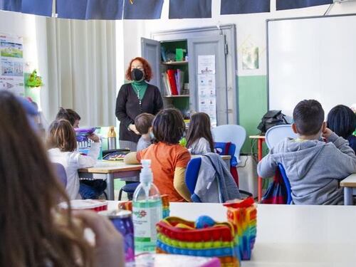 Covid, parte il pressing dei virologi: mascherine a scuola e sui mezzi