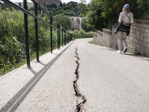 Crepe sulla ciclabile rifatta un anno fa. Cosa succede a Monte Ciocci