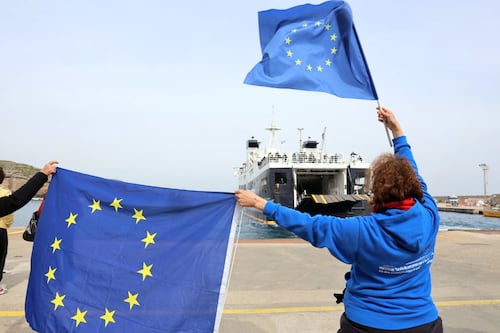 Ventotene, 4 gatti Dem. Il M5S marca la distanza e pure Schlein aveva da fare