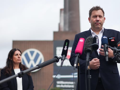 Germania, l’azienda auto Volkswagen valuta la produzione di camion militari