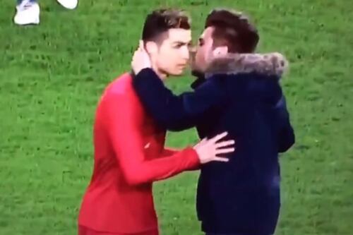 Tifoso invade il campo e bacia Cristiano Ronaldo. Poi si fa un selfie