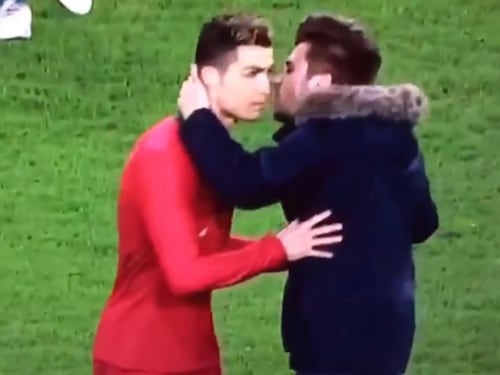 Tifoso invade il campo e bacia Cristiano Ronaldo. Poi si fa un selfie