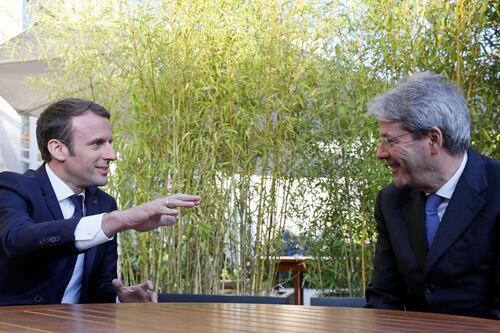 Emergenza migranti, Macron a Gentiloni: ignorato il grido d'aiuto dell'Italia
